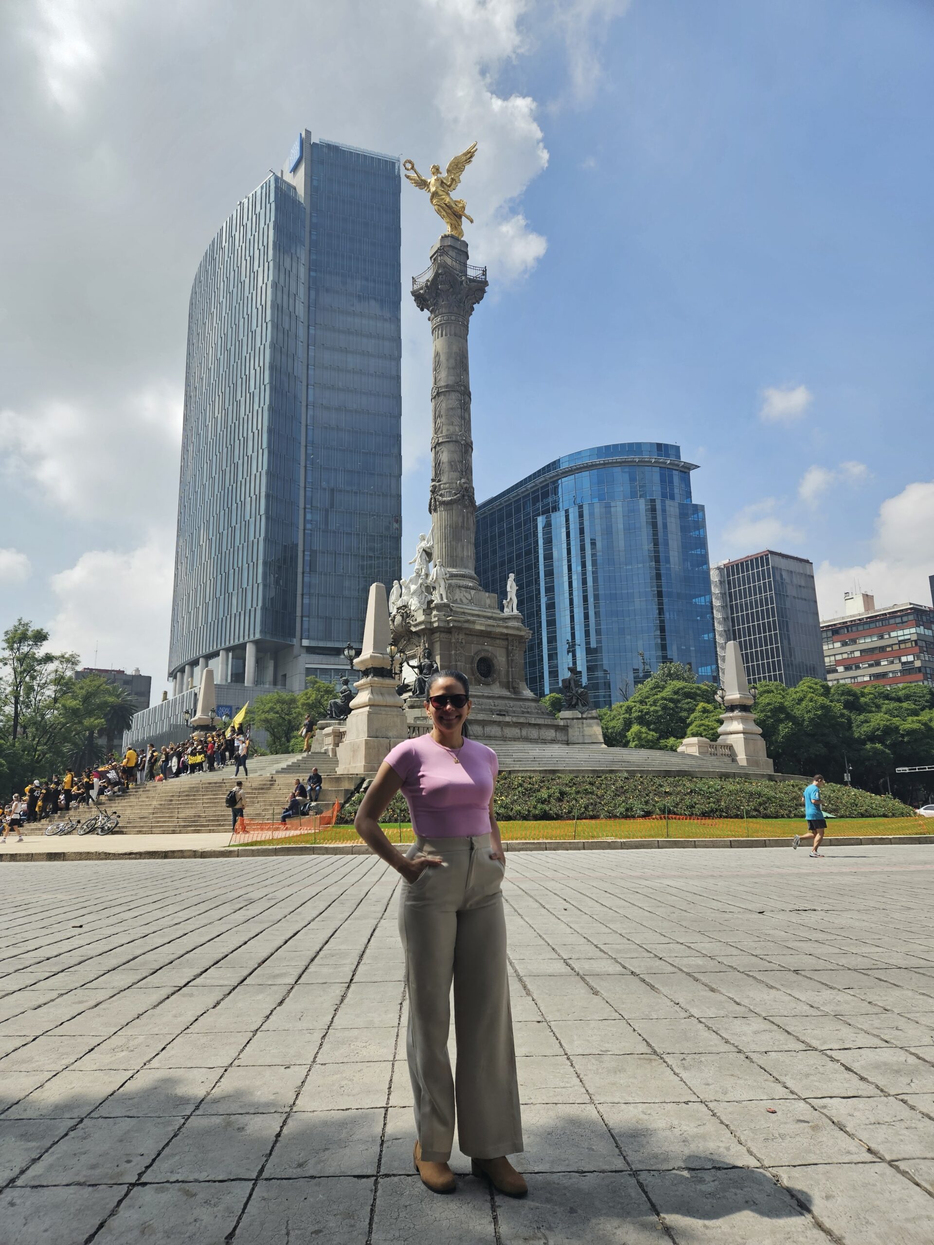 Mujer en México Plaza Ángel de la Independencia"