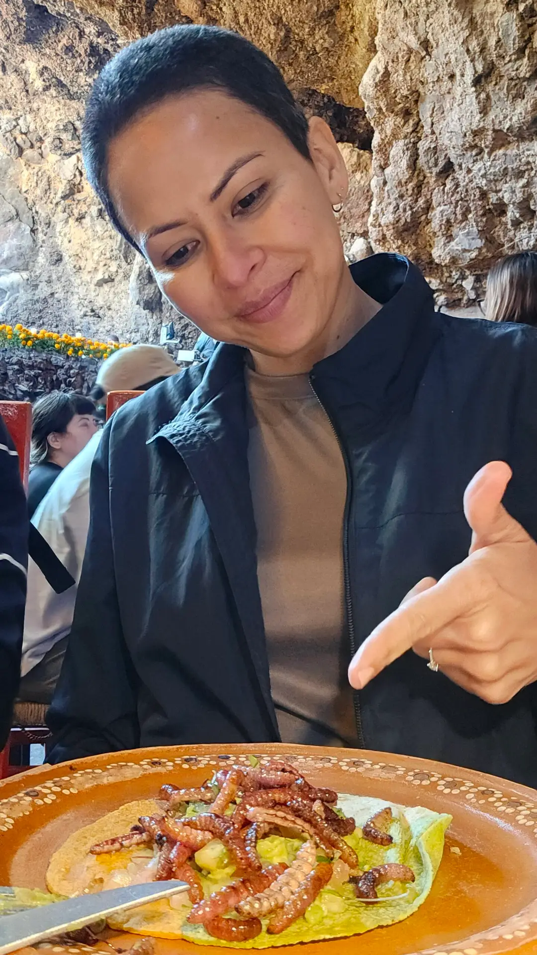 Angelica Ferreira comiendo gusanos