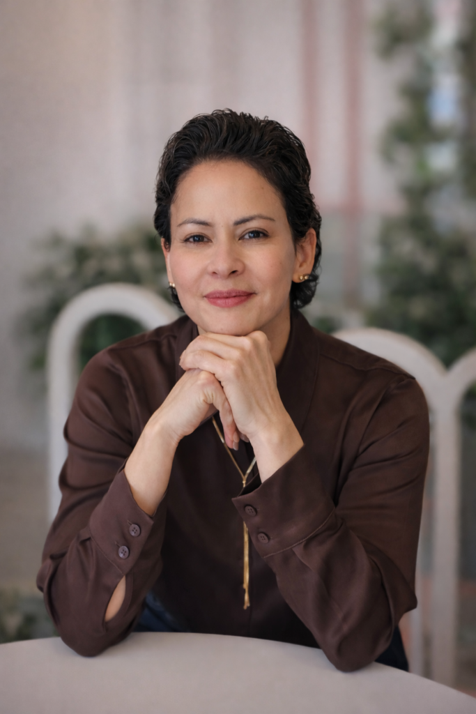 Mujer sentada en pose confidencial