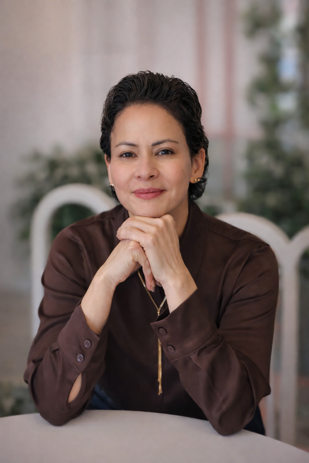 Mujer sentada en pose confidencial