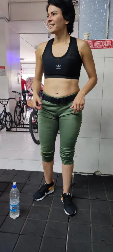 Mujer en ropa de entrenamiento en el gimnasio, como parte de una reflexión sobre elegir mejor el calzado para entrenar.