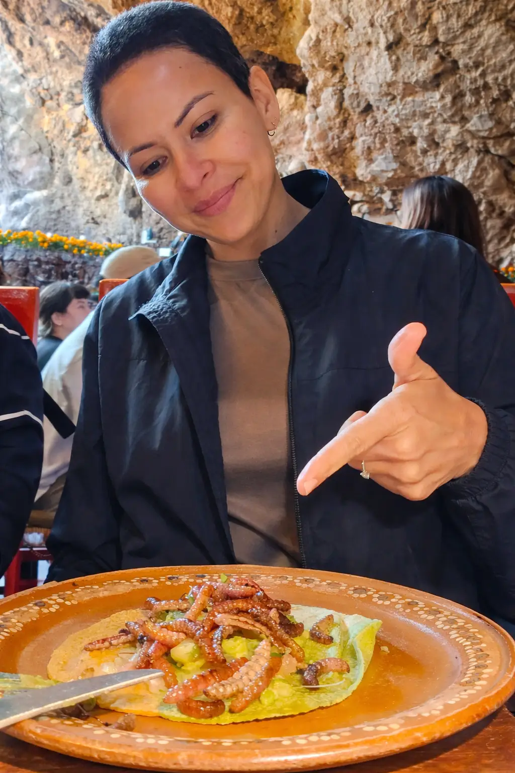 Mujer a punto de comer gusanos mexicanos