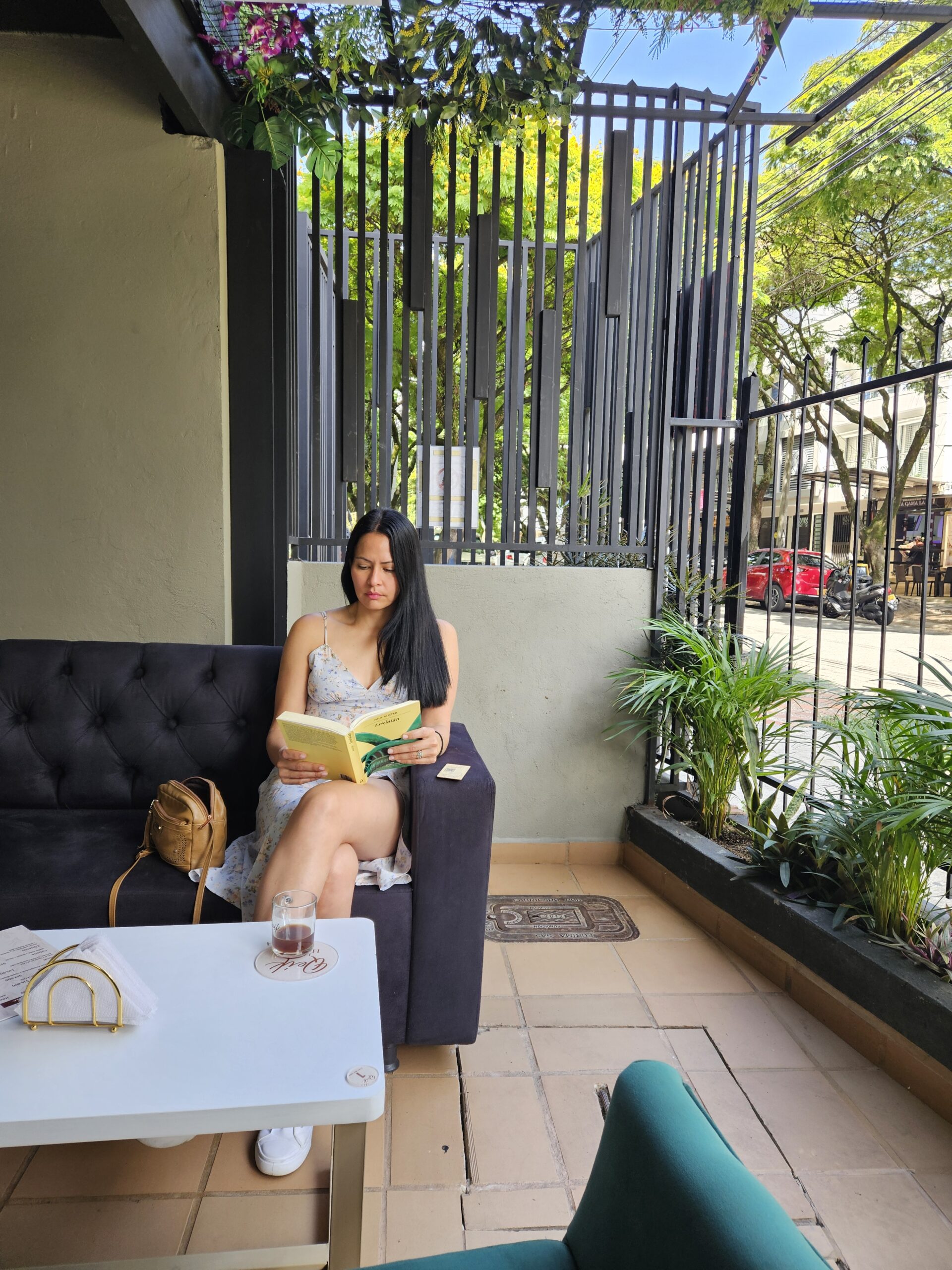Mujer leyendo un libro