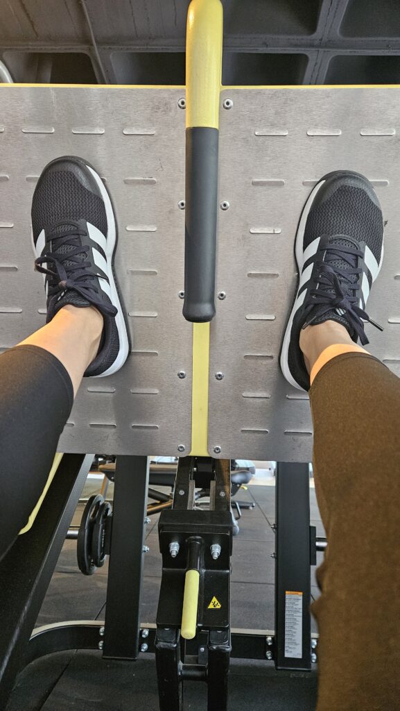 Zapatillas Adidas Training en máquina de prensa de pierna