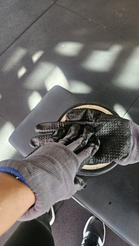 Guantes de entrenamiento sobre un banco de gimnasio, como símbolo de constancia, técnica y entrenamiento consciente.